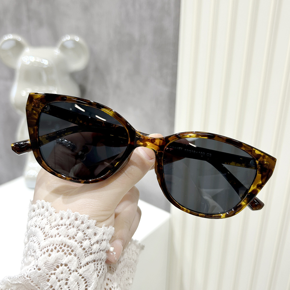 The new TR90 polarized sunglasses are fashionable and retro cat-eye sunglasses for men and trendy UV-protective driving glasses for women details Picture
