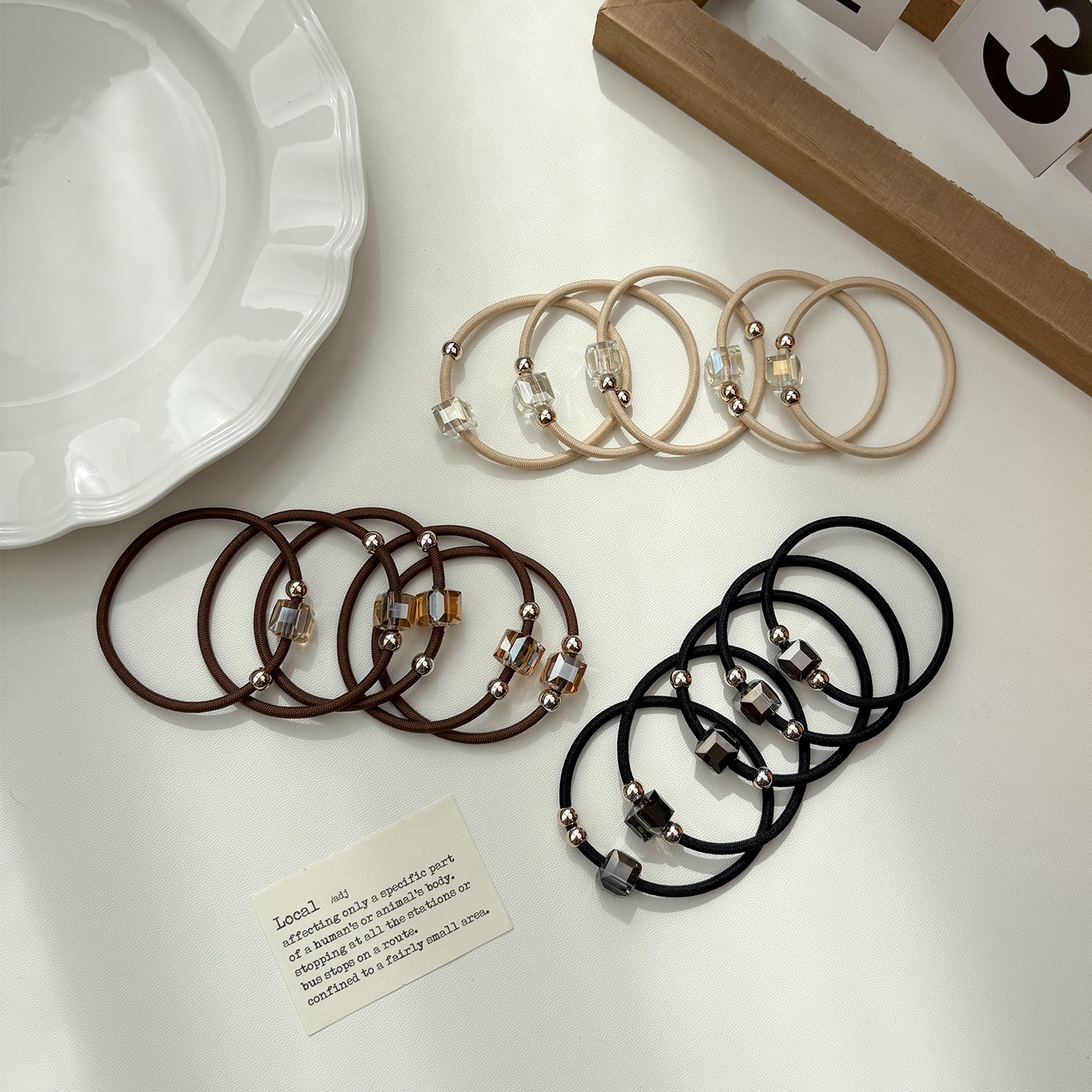 The crystal-like hair tie, rubber band, hair band, women's hair tie, headwear and leather case exude a sense of sophistication, are stylish and trendy, making you look like a mature person details Picture