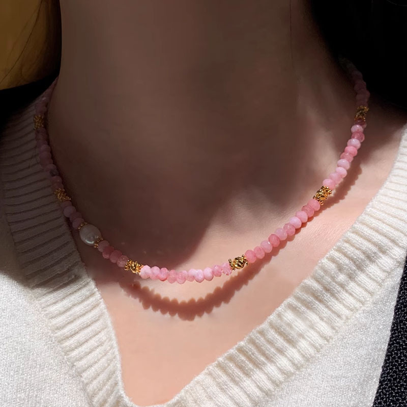 Pink crystal natural stone pearl necklace for women in autumn and winter, with a sense of sophistication. It is a new Chinese-style collarbone necklace accessory featuring many Bamines Application Scenario
