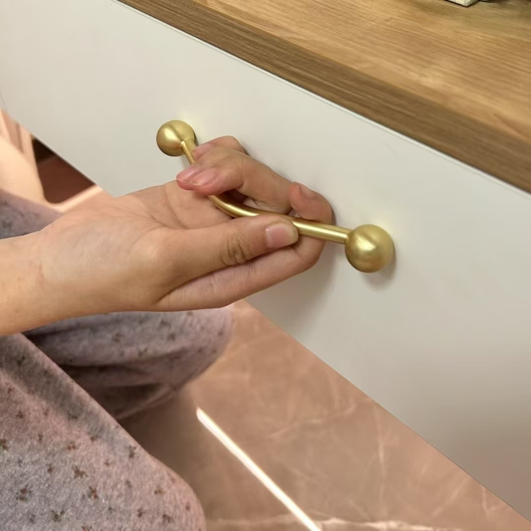 French-style zinc alloy wardrobe door handle, modern and simple chrome-plated bright silver drawer, single-hole cabinet solid handle Application Scenario