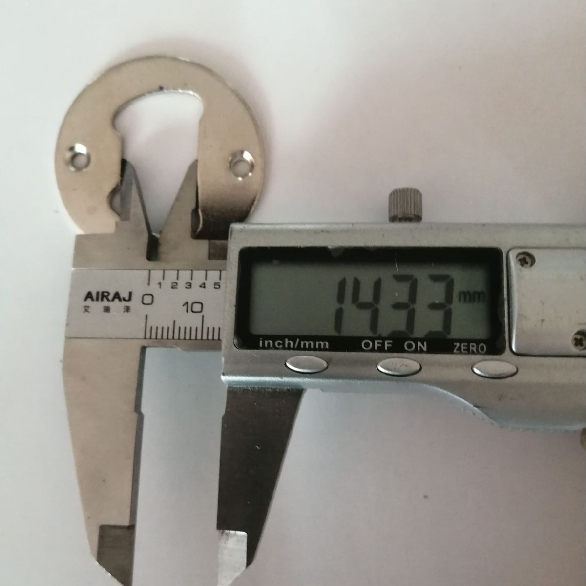 Cross-border screw 4 cm nickel-plated bottle opener, round beer opening accessory, made of iron with a diameter of 40mm Application Scenario