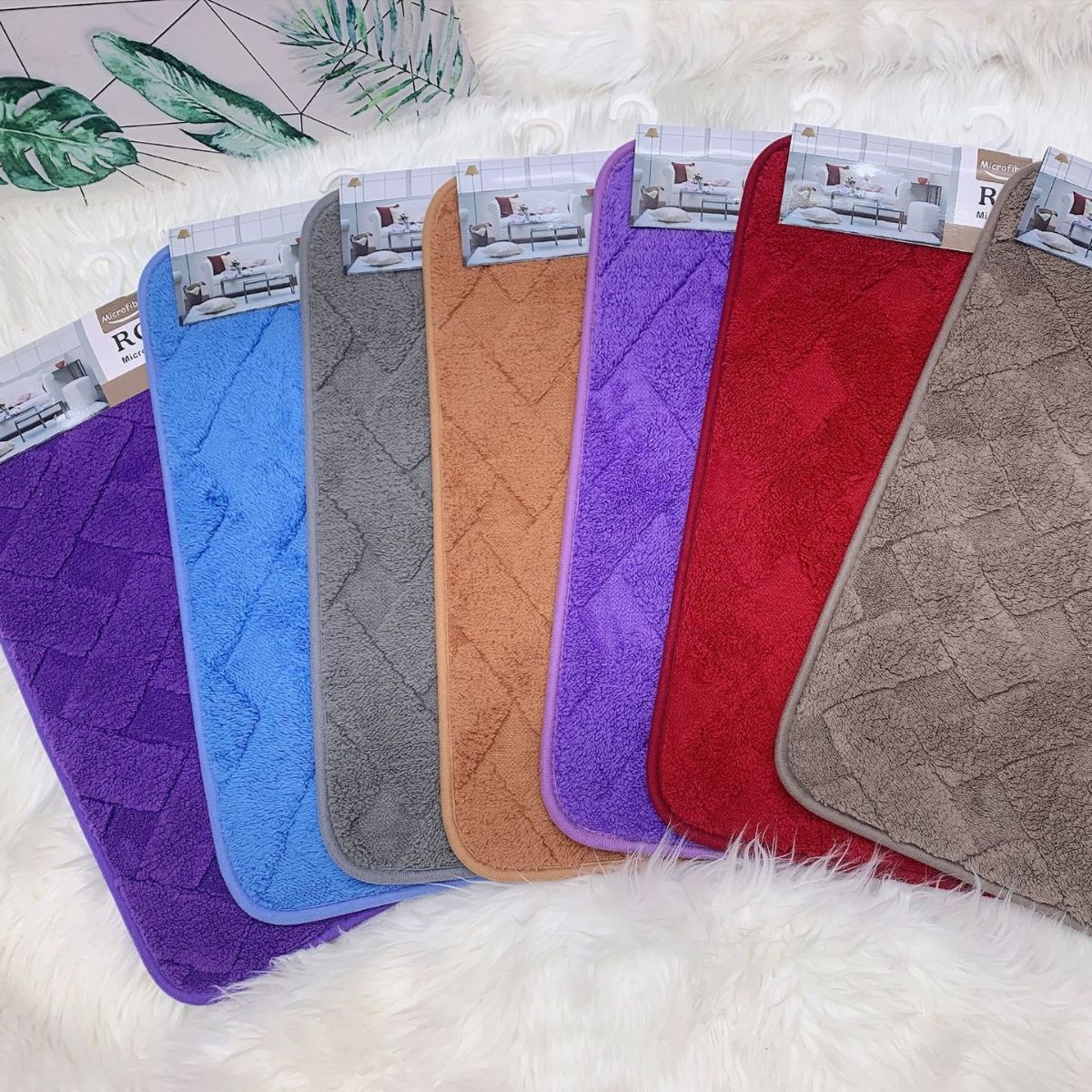 The Zhiqu Life carpet cross-border bathroom anti-slip floor mat is made of water-absorbing jacquard T-shaped fabric, which is skin-friendly and provides a comfortable foot feel
