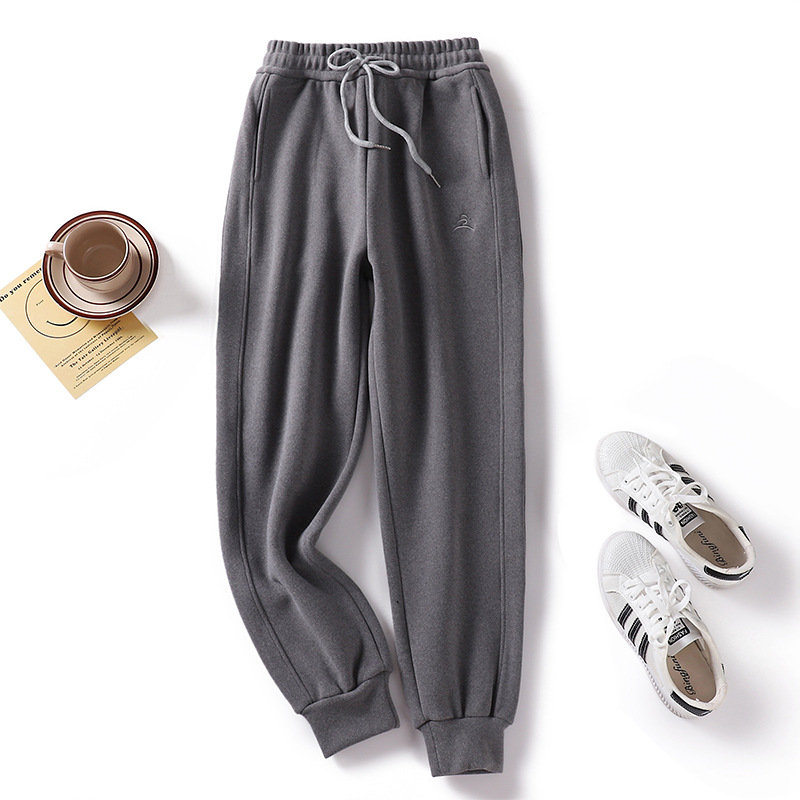 In autumn and winter, wearing velvet windproof pants with tight legs can make you look slimmer. High-waisted, thickened with velvet, loose and versatile, casual and sporty sweatpants for women details Picture