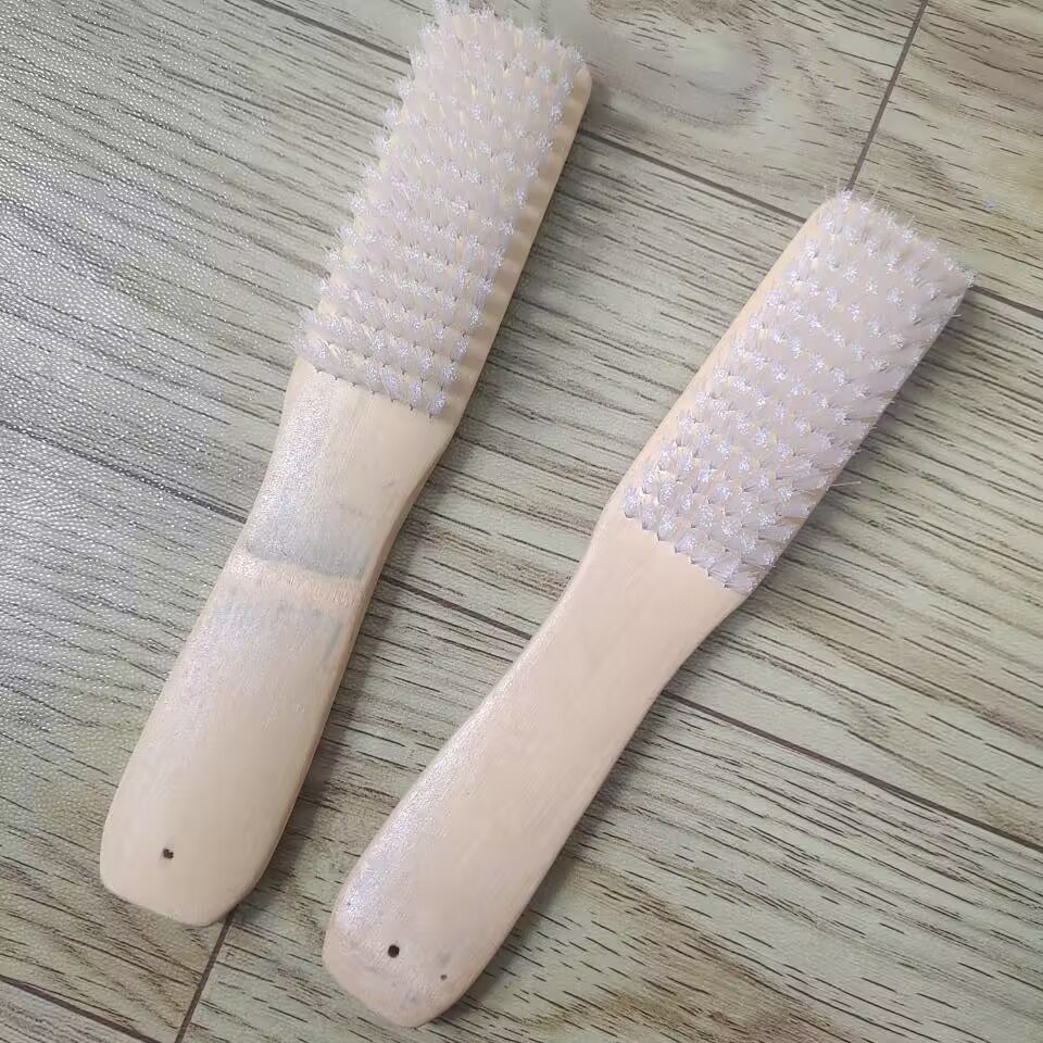 Large white silk long-handled bamboo and wood shoe brush, bamboo brush, clothes brush, laundry brush, bamboo and wood cleaning brush, wood brush, one or two yuan Application Scenario