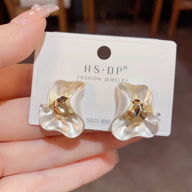 Runge's "retro Hong Kong style" light luxury high-end temperament, simple metal petal ear studs, niche design sense Application Scenario