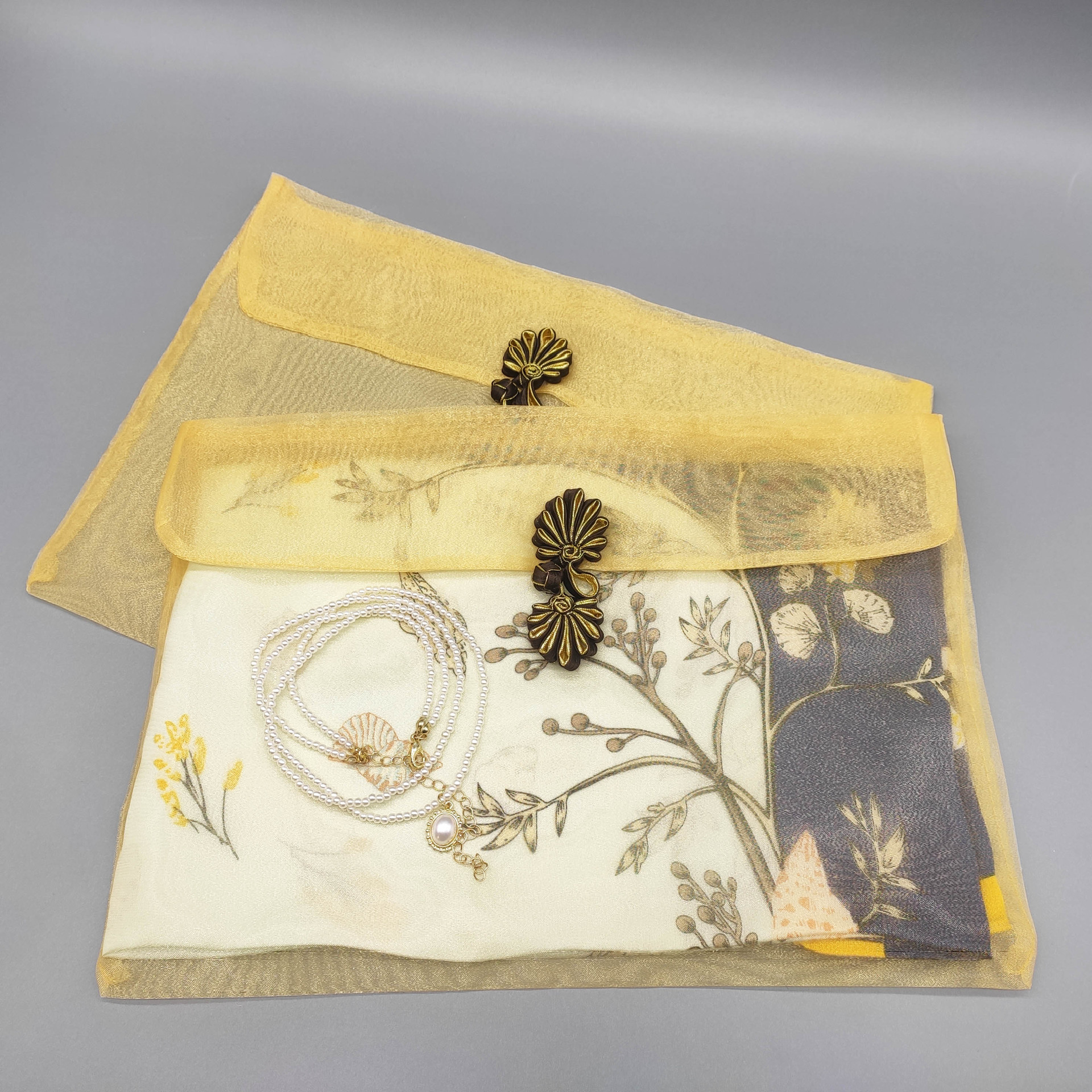 Golden organza silk scarf gift packaging, button-up gauze bag, retro cheongsam storage, three-piece gauze flip cover bag, envelope bag details Picture