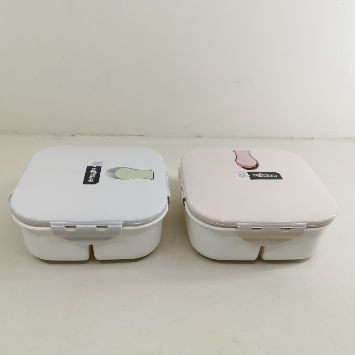 A square plastic lunch box with a spoon and fork that can be heated in a microwave oven, a student lunch box with three compartments, 1217 Application Scenario