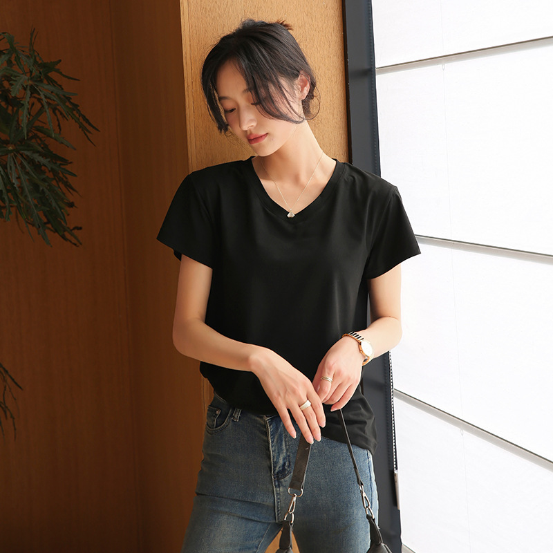 A white short-sleeved women's summer 2024 new style loose and thin base layer, paired with a solid color slimming V-neck top Application Scenario