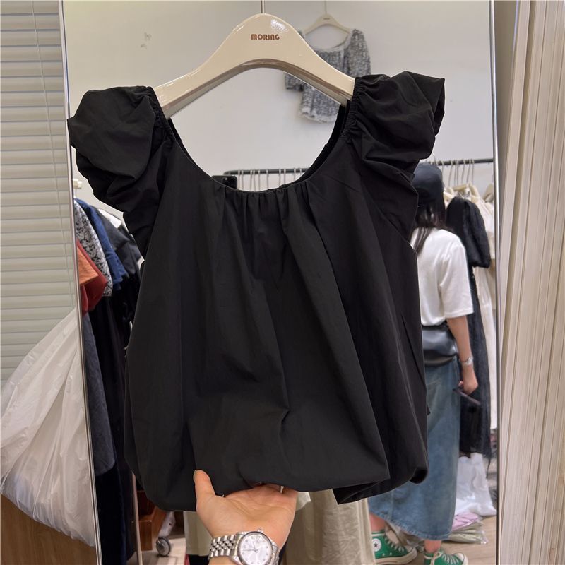 French small flying sleeve shirt for women 2024 Summer new design sense, a trendy and sweet top that exposes the collarbone