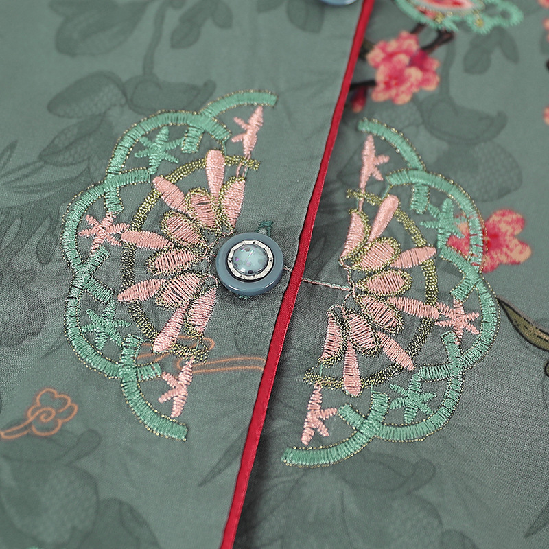 Summer dress sets for middle-aged and elderly grandmothers, women's short-sleeved two-piece sets for mothers, and loose cardigans for 60-year-old and 70-year-old grandmothers in summer Application Scenario