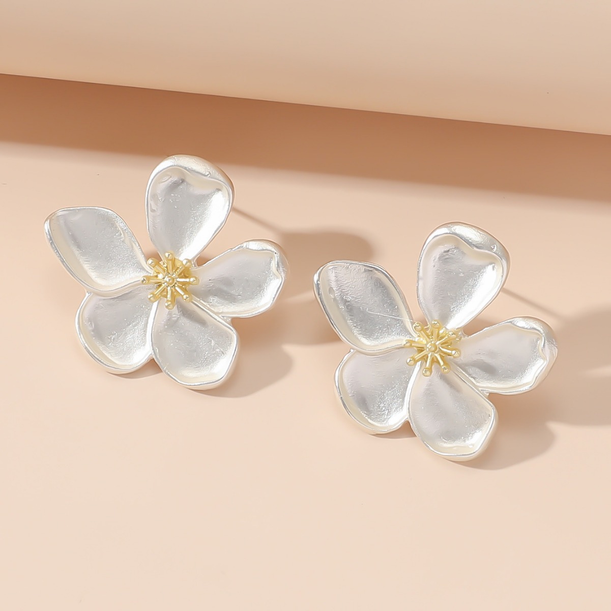 Europe And The United States Cross-Border Fashion Metal Texture Three-Dimensional Ginkgo Flower Earrings Temperament With A Variety Of Niche Fashion Accessories Application Scenario