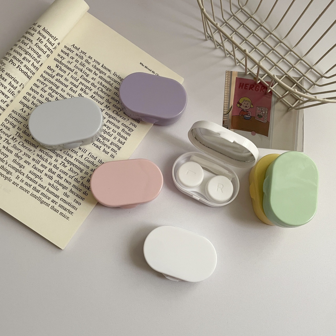 The cream-colored colored contact box is a storage dual-pair companion box. The simple contact lens case is portable and compact, with a mirror and leak-proof function Specification image