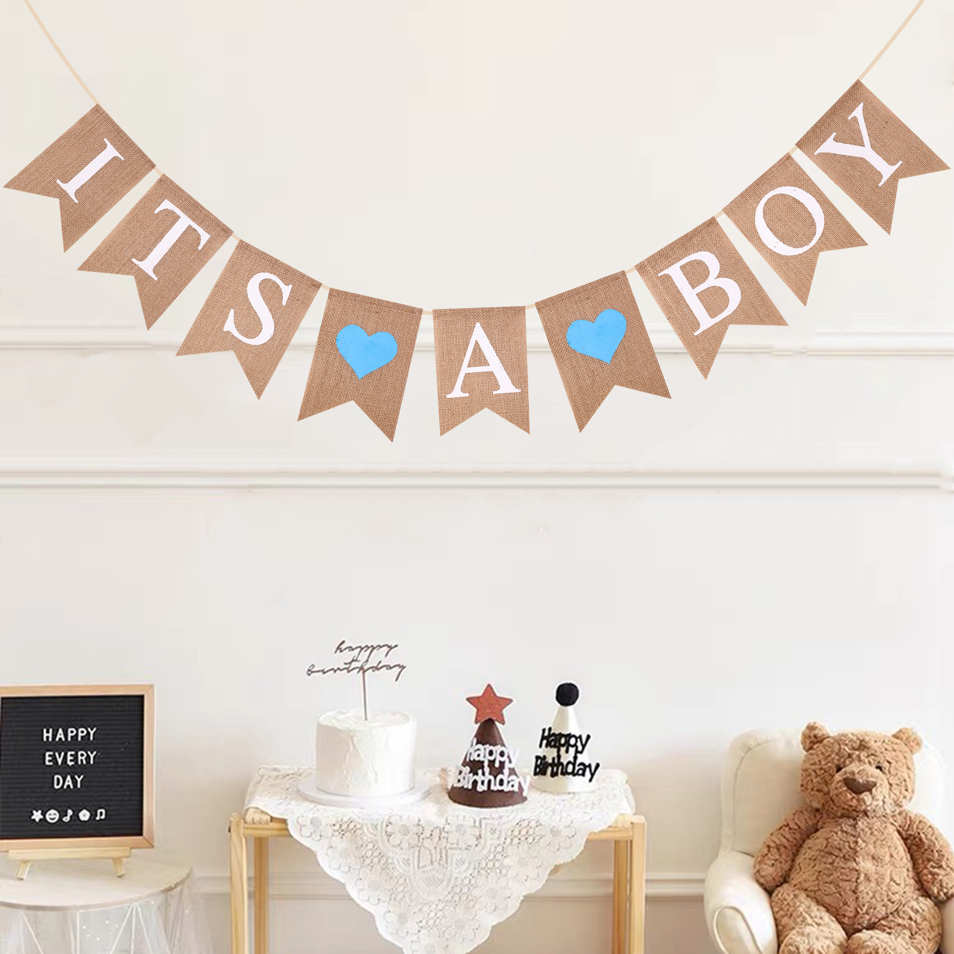 وتزخرف حفلة عيد ميلاد الطفل في أوروبا والولايات المتحدة بزخرف الراية ITSAA Boy، وهي عبارة عن زخرف خشنة