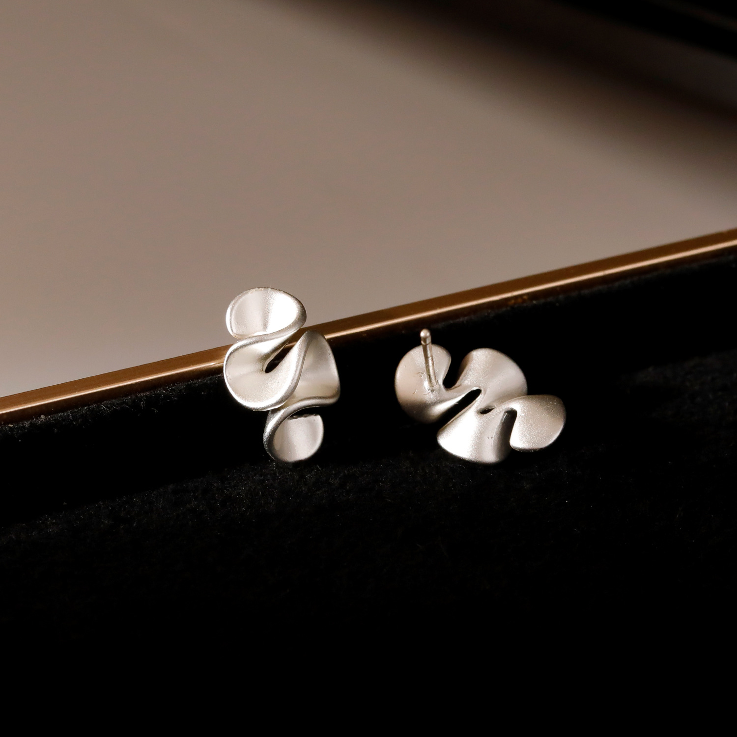 Hyacinth Geometric pleated milk tea flower stud earrings are a new hit for women in 2024. The ruffled edge earrings are a niche design for women Application Scenario