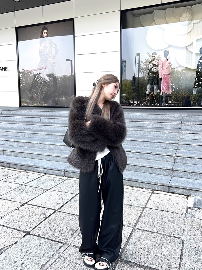 A new eco-friendly fur short fur-like fur coat for women in the winter of 2024, featuring a high-end grey fur coat pic 11