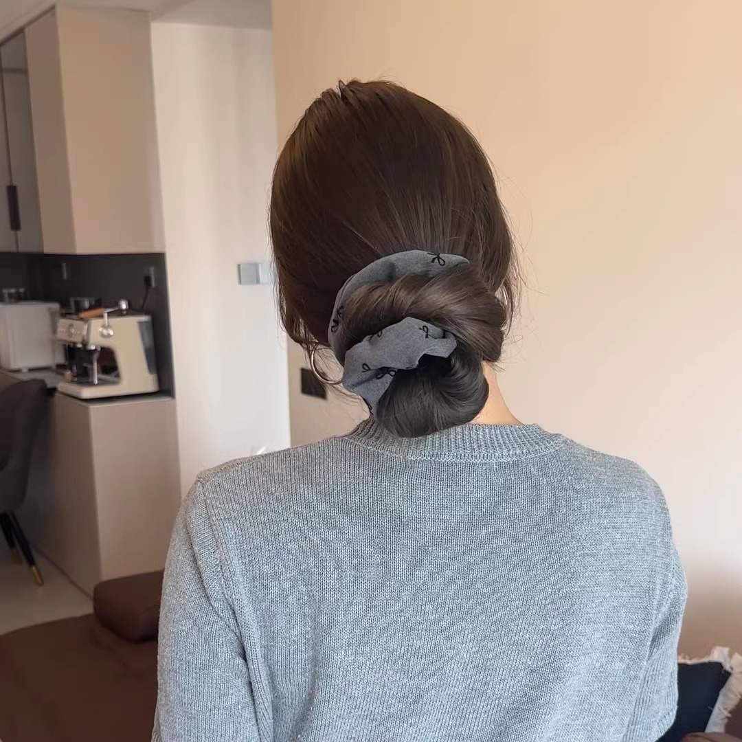 Grey, grey-toned bow, square large intestine hair band, women's hair tie, high-end look, ponytail, bun hair tie, hair accessory details Picture