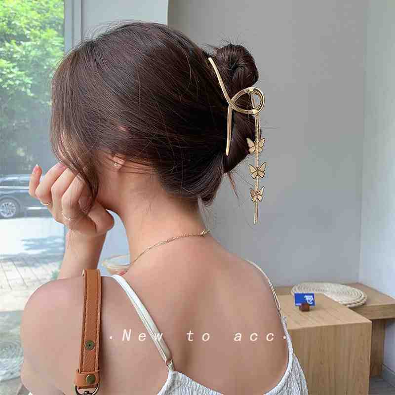 Metal pendant butterfly hair clips, tassels, butterfly alloy hair grips, fashionable hair accessories with a girlish charm Application Scenario