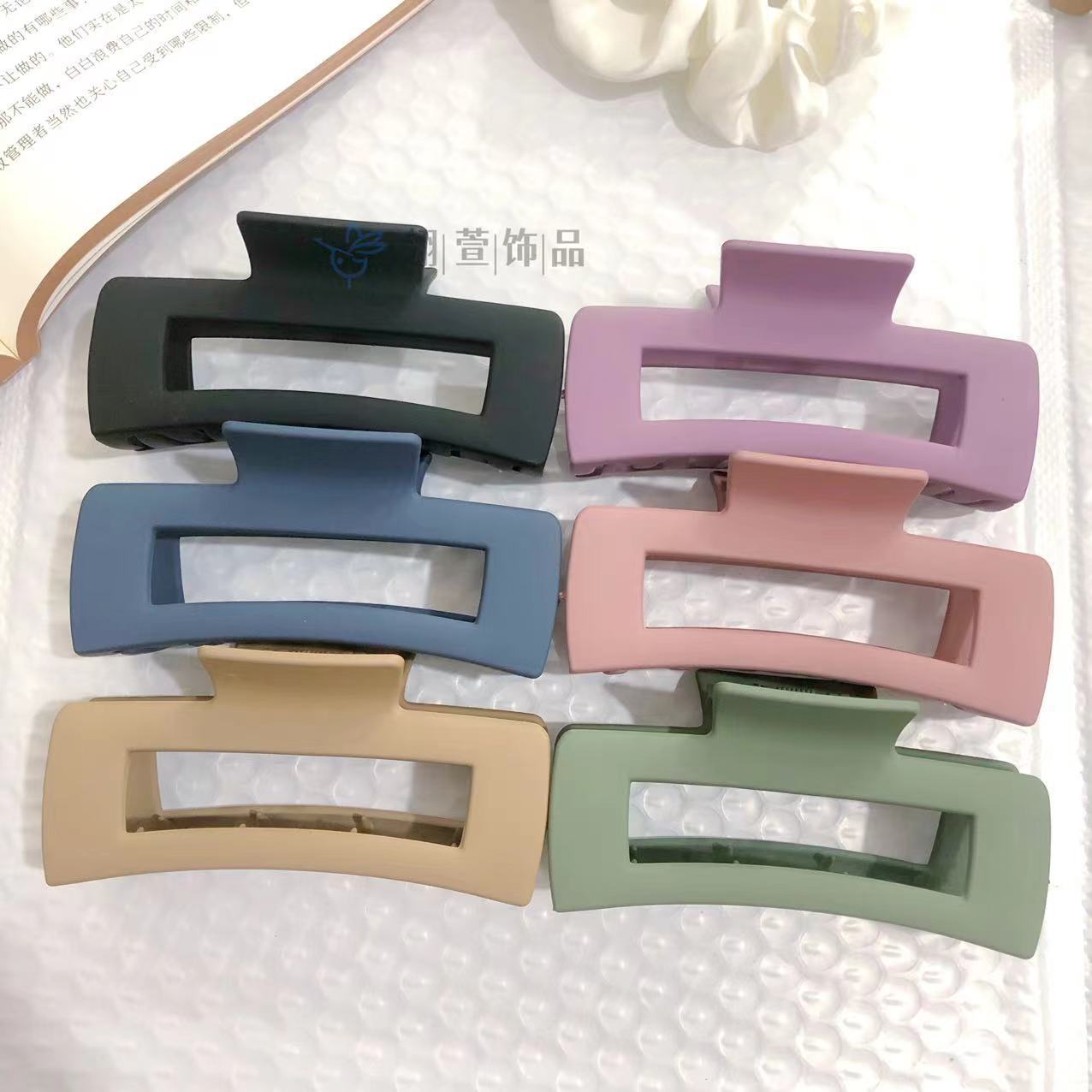 The 2025 new style hair clip features a laid-back shark clip at the back of the head, the same black scratch-off large multi-volume hair clip as the Internet celebrity pic 2