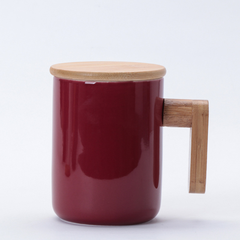 Ceramic mug with a lid and wooden handle Application Scenario
