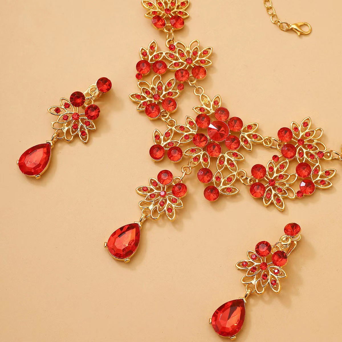 Bridal wedding accessories, ladies' decorations, fashionable, luxurious and dazzling, full of diamonds, banquet party alloy necklace, earrings set Application Scenario