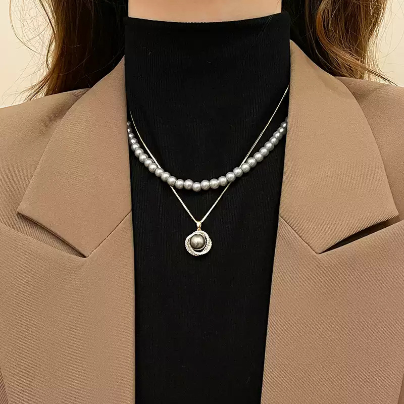Double-layer pearl necklace that doesn't fade, women's autumn and winter sweater chain, light luxury, niche, high-end pendant, simple accessory Application Scenario