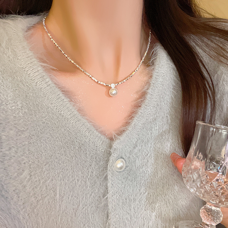 The light luxury and niche design of the silver pearl necklace exudes a feminine and high-end charm. The collarbone chain is a versatile and popular necklace accessory Application Scenario