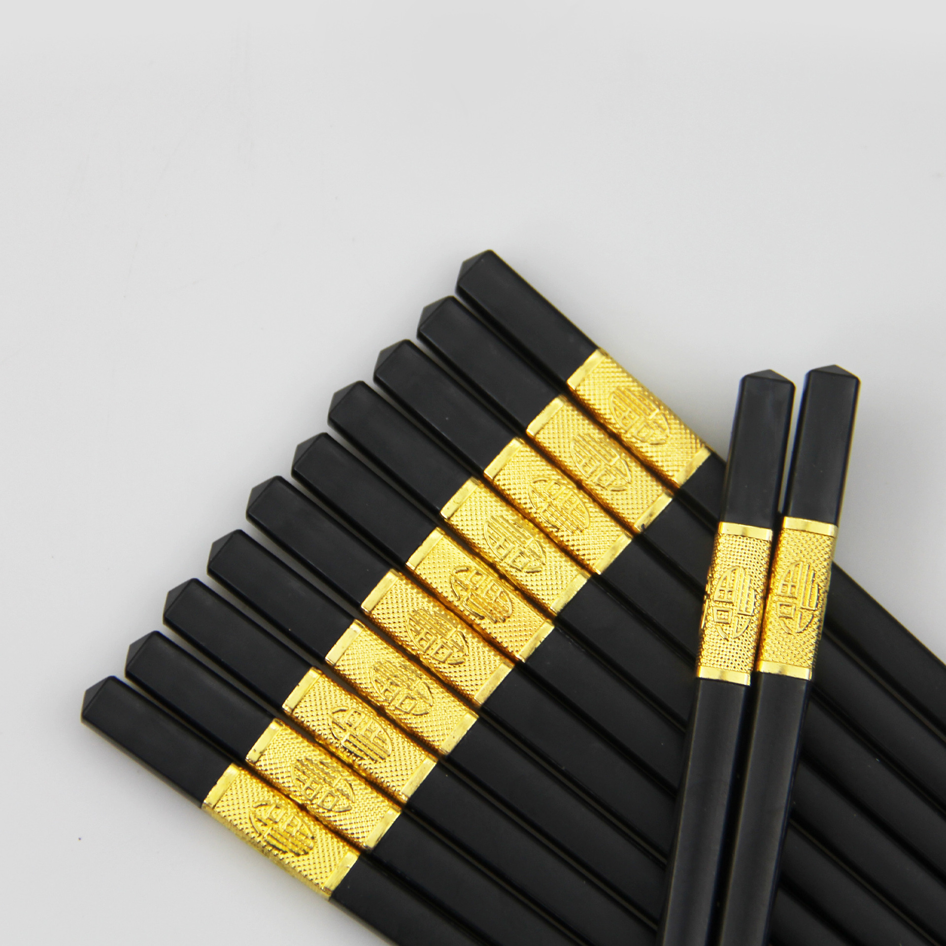 The new household tableware, the Gold and Silver Fu three-leaf Ruyi alloy chopsticks, is carefully selected by the e-commerce platform of the source factory of Shifule