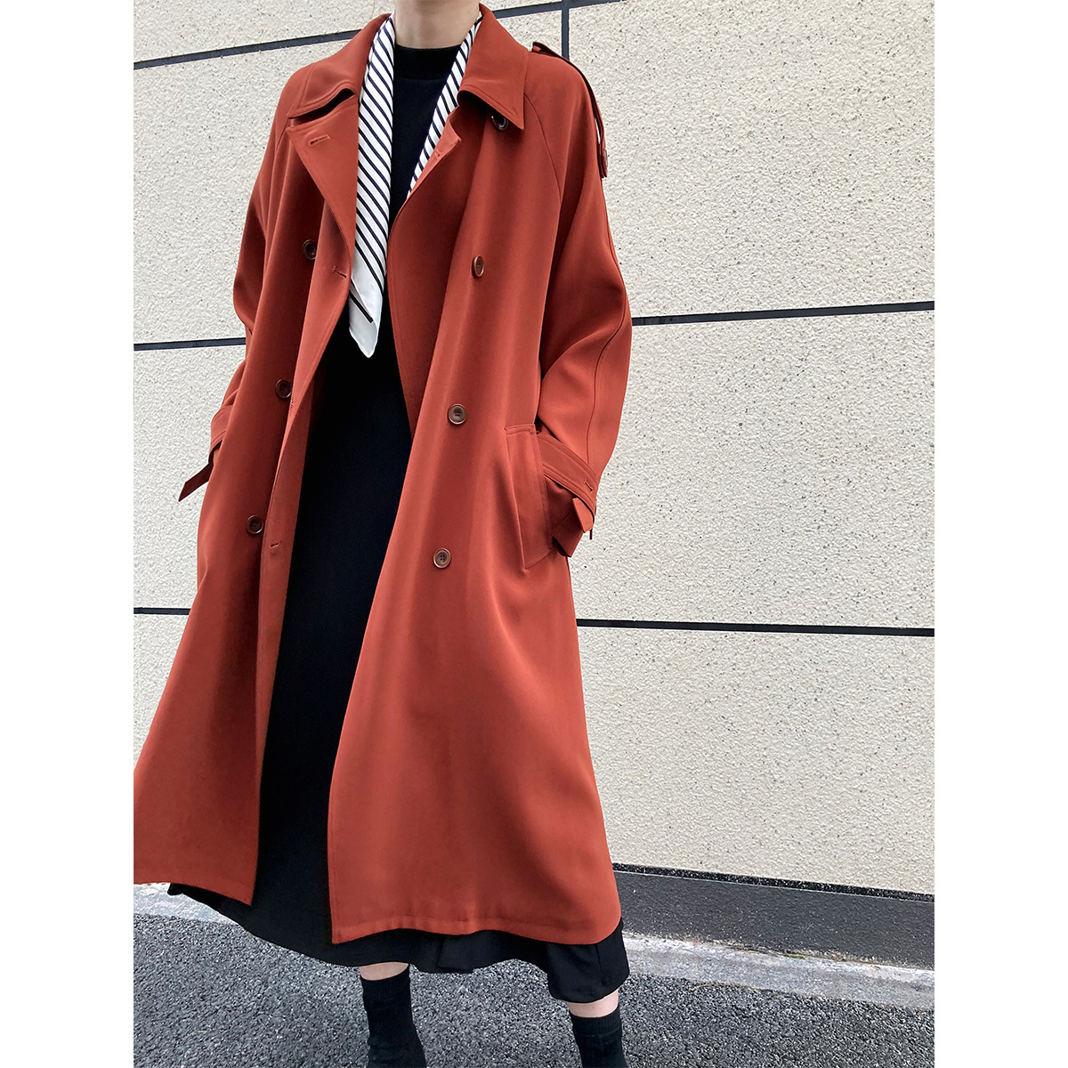Lu Xi is mainly promoting the 2022 autumn new style of loose mid-length, knee-length windbreaker women's coat with a drape and British style, priced at 9968