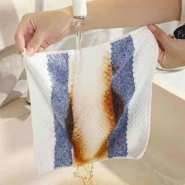 New kitchen cleaning cloth, thickened and durable scouring pad, oil-free and lint-free cleaning cloth, dishwashing cloth and detergent set Application Scenario