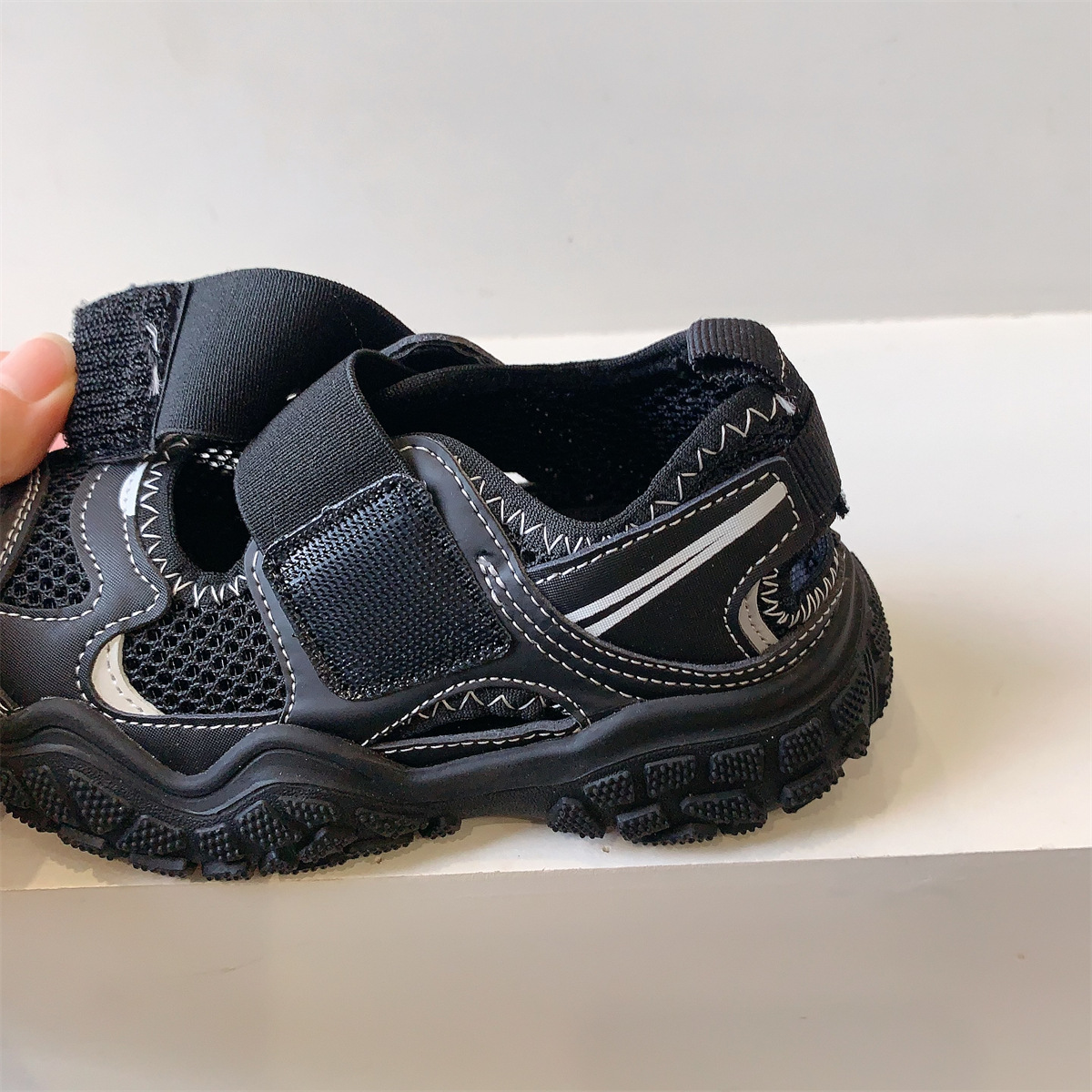 Summer children's shoes: 3-6-12 years old children's sports shoes, perforated and breathable, boys' outdoor hiking shoes, girls' breathable net shoes Application Scenario