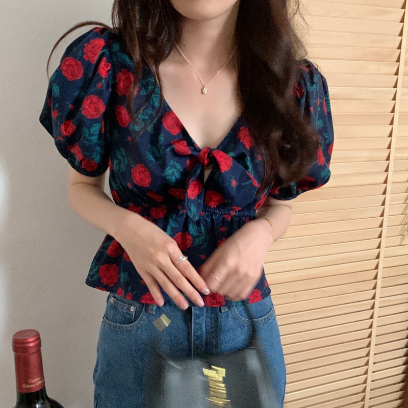 2022 Summer retro rose V-neck tie design, waist-cinching short ruffled puffed sleeve shirt for women Application Scenario