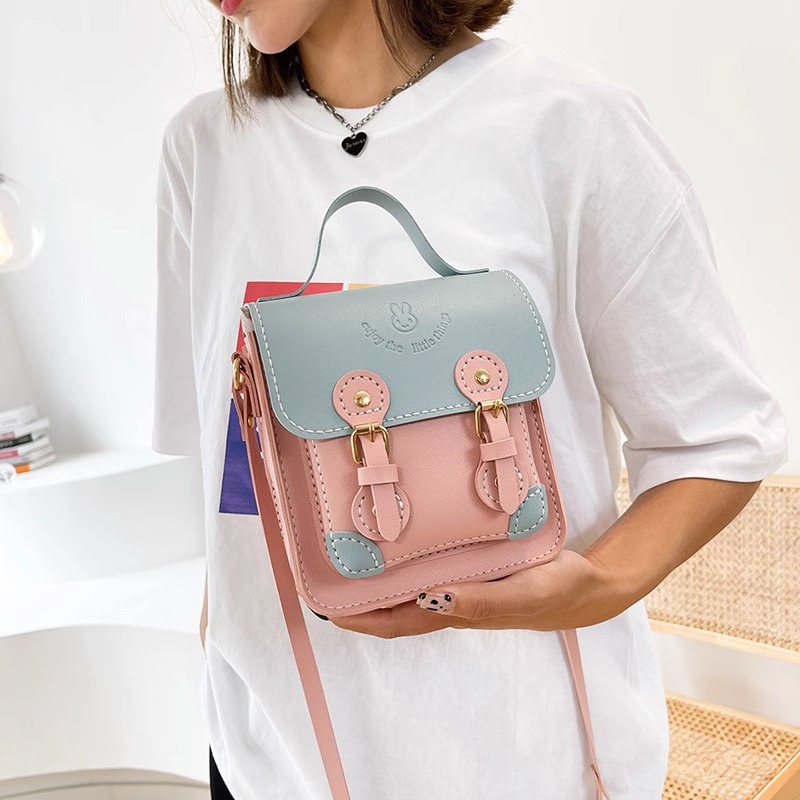 A handwoven bag made of diy materials. A student gave his girlfriend and best friend a cute crossbody rabbit saddle bag details Picture