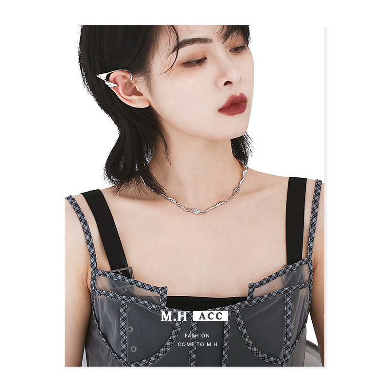 The water ripple necklace is a simple, fashionable and high-end design for women. It features an irregular and niche Instagram collarbone chain details Picture
