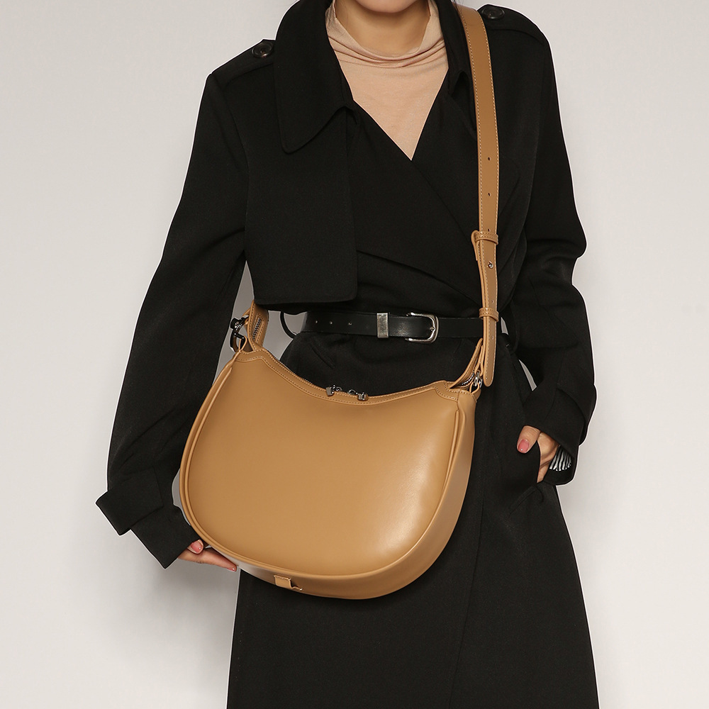 Autumn And Winter New Fashion Crescent Bag Hand Bill Of Lading Shoulder Diagonal Bag Simple Senior Sense Of Niche Design Women's Bag Item Picture
