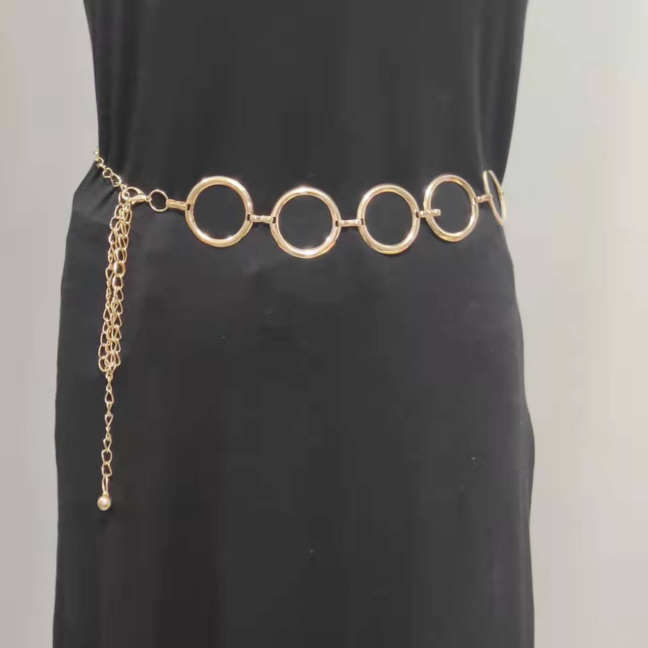 Spring and summer Korean-style fashionable, elegant and stylish women's dress with a waist chain and decorated metal large circular belt is in stock for wholesale