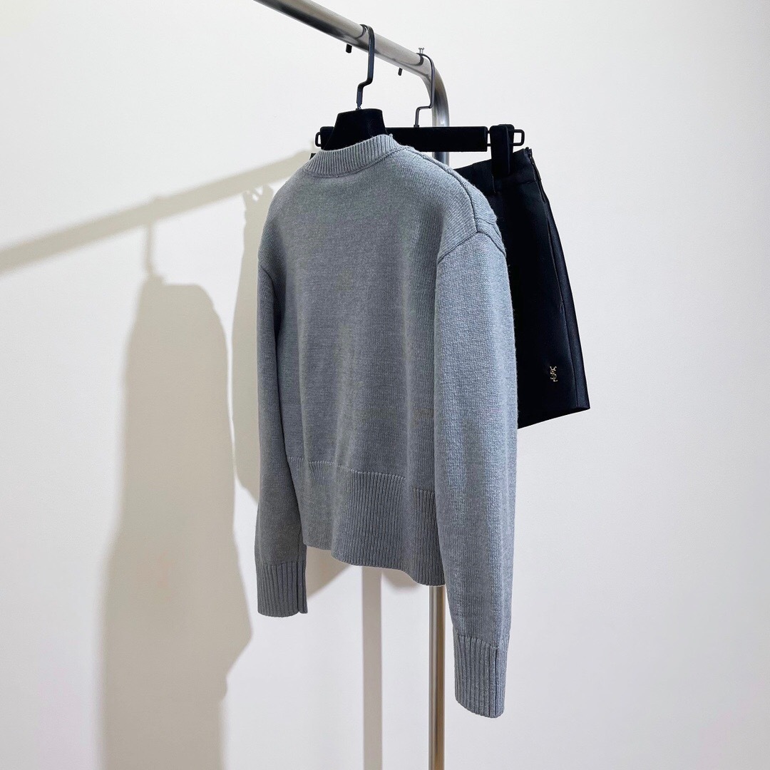 Shenzhen Nanyou Women's Clothing Miao Jia Women's Knitted Sweater Autumn and Winter new V-neck twisted cardigan sweater Embroidered wool sweater Item Picture