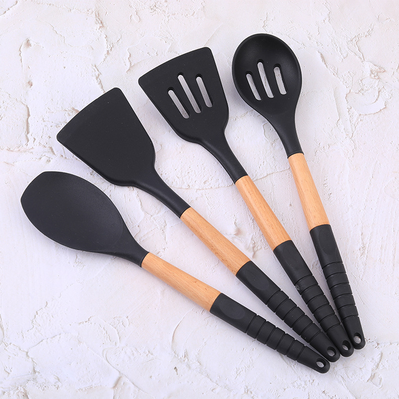 Black Rubber Beech 13-Piece Kitchenware Wooden Handle Silicone Kitchenware Set With Storage Bucket Cooking Kitchenware Wholesale Application Scenario