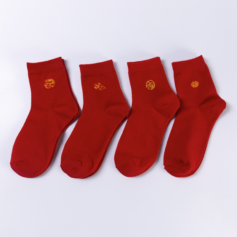 Sock stall offers one-piece delivery for New Year's socks, red socks for men as gifts, mid-calf solid-colored cotton socks for couples' wedding celebrations, and bright red cotton socks for women