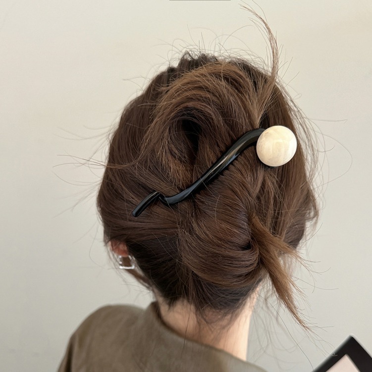 Simple coffee-colored pearl one-line scratch-off women's 2024 new high-end twist hair clip, shark clip hair accessory at the back of the head Specification image