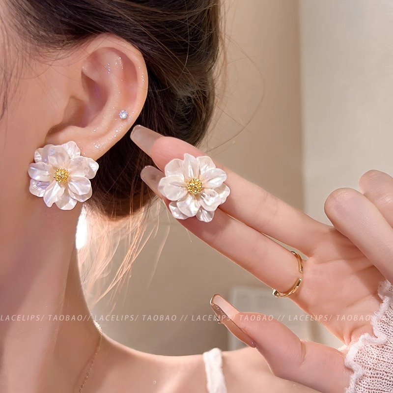 Wholesale of 2024 new high-end French camellia ear studs, feminine, light luxury, versatile and niche design earrings