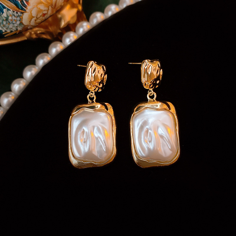 Pearl earrings with a high-end feel, real gold electroplated silver needle, French retro court style earrings, versatile earrings wholesale Specification image