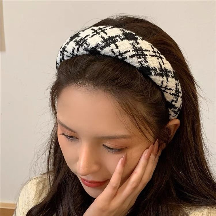 Black and white series, elegant coarse woven Korean fashion, elegant wide edge sponge hair band, women's high top hairpin headband Application Scenario