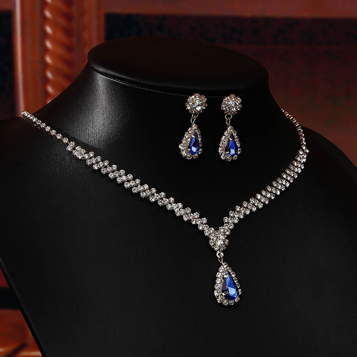 Bride's wedding accessories, lady's necklace decoration set, fashionable claw chain, dazzling studded with diamonds, banquet necklace earrings Specification image