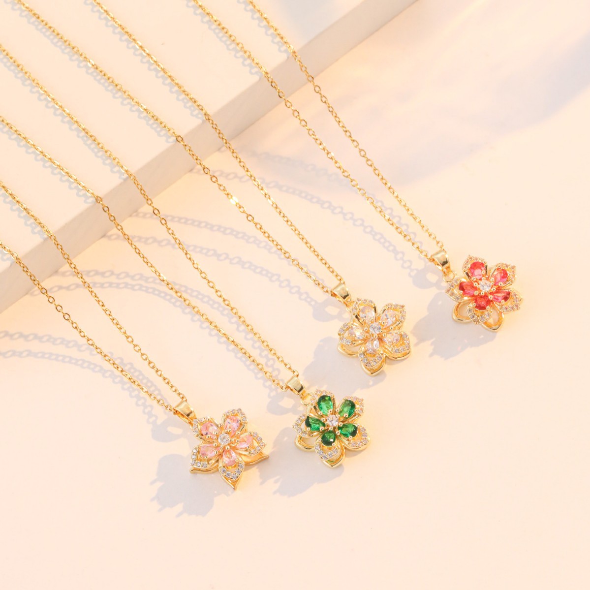 European and American cross-border rotatable flower titanium steel necklace, a niche design, simple and fashionable, retro style collarbone chain accessory details Picture