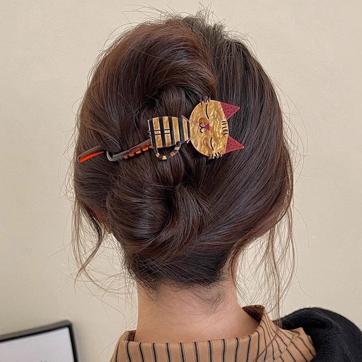Cute and adorable cat twist clip, high-end hairpin at the back of the head, women's 2024 new one-line scratch-clip updo headwear Application Scenario