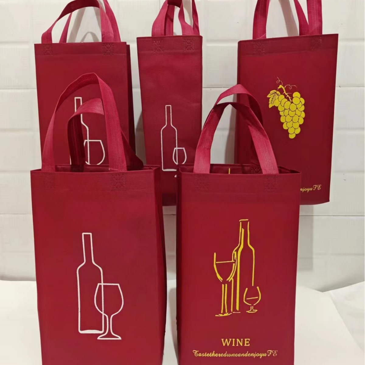 The manufacturer supplies non-woven fabric bags for red wine, hand-held bags for red wine, cloth bags, and wholesale bags in stock Specification image