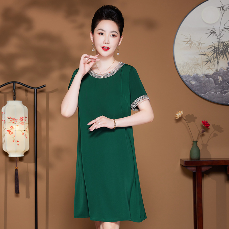A new mid-length dress for young moms in spring and summer, featuring a round neck, short sleeves and a patchwork pattern. It's a fashionable and casual dress