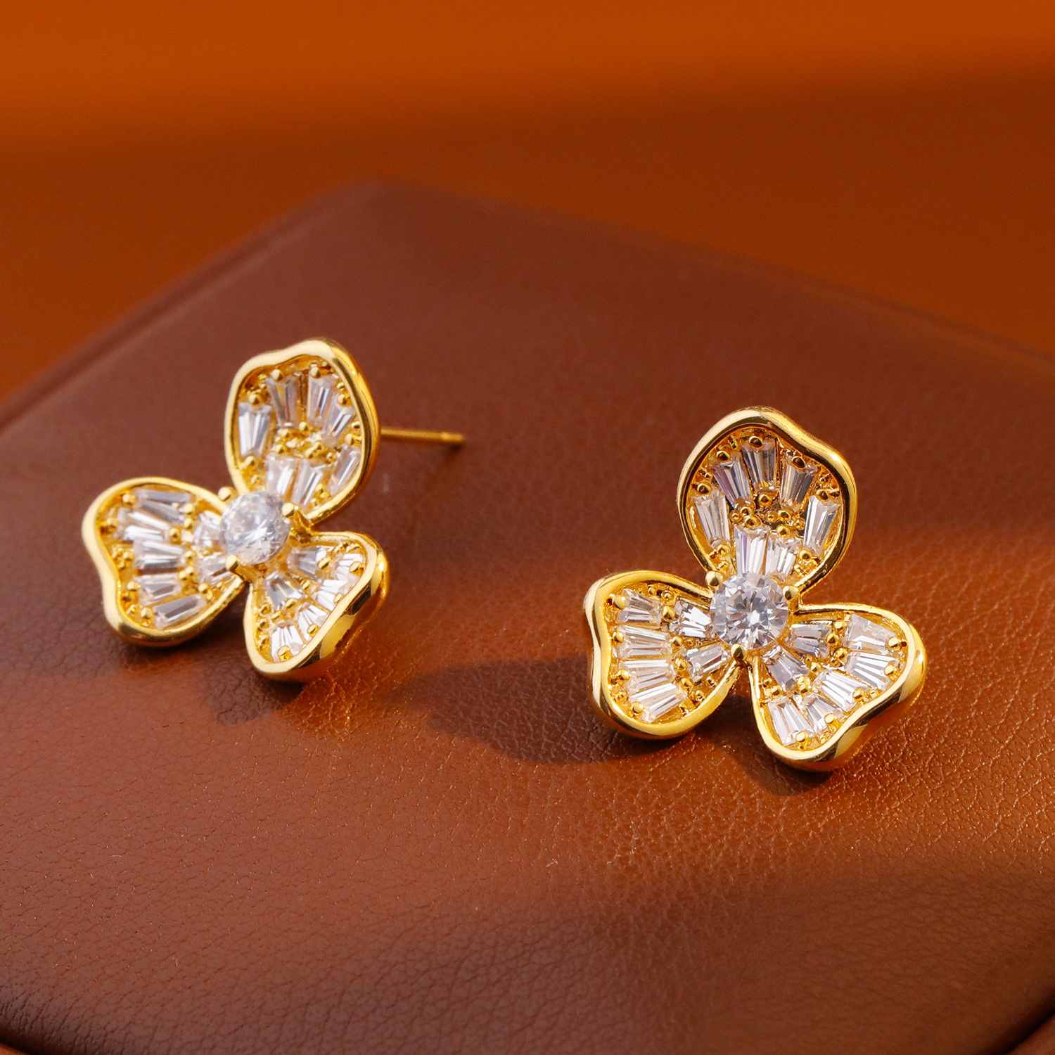 Hyacinth's unique and niche flower-shaped stud earrings are fashionable, light luxury, and exude a sense of sophistication. They are the latest trendy earrings for 2025 Specification image