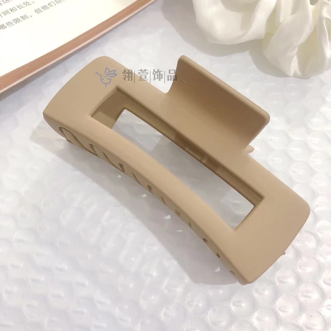 The 2025 new style hair clip features a laid-back shark clip at the back of the head, the same black scratch-off large multi-volume hair clip as the Internet celebrity pic 9