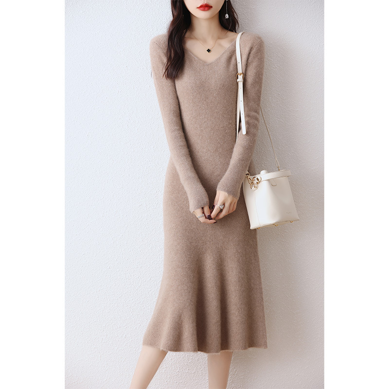 2024 Sweet wool fishtail dress for women's autumn and winter, long sweater dress, slimming mid-length, knee-length base knitted dress details Picture